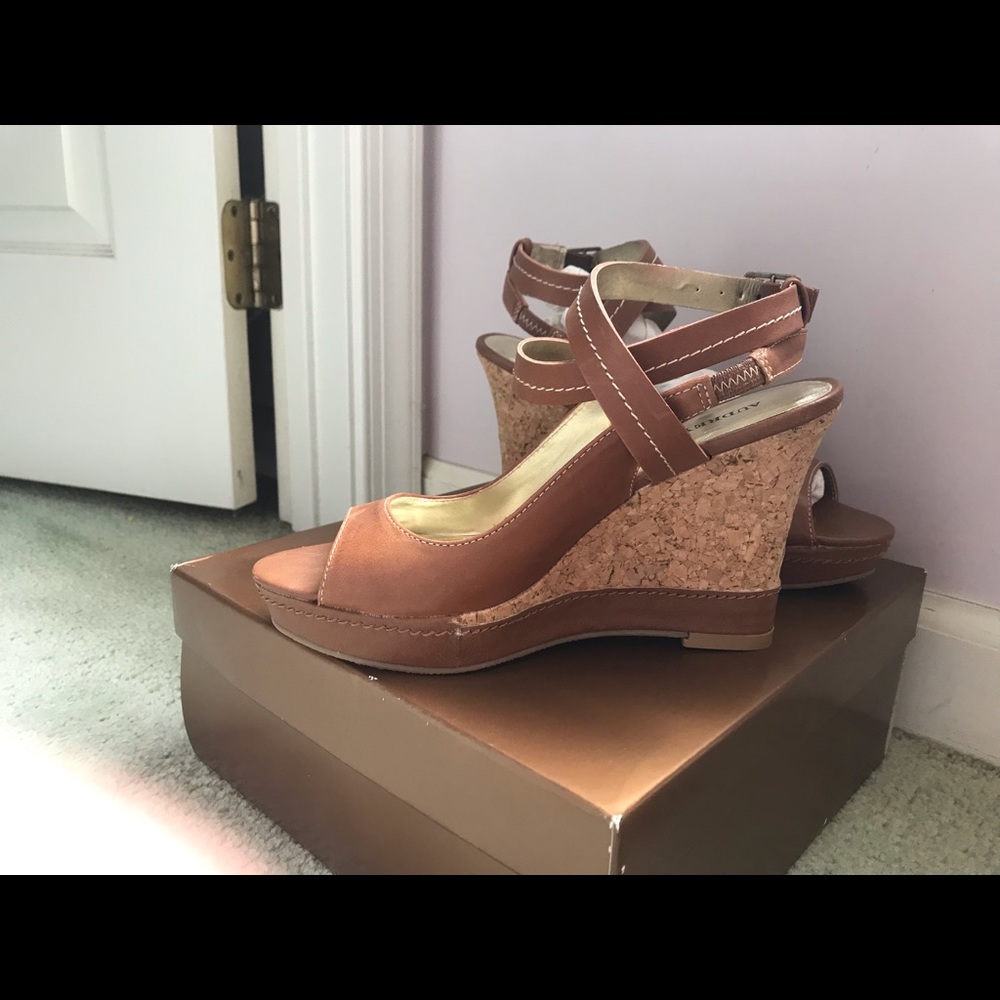 Audrey Brooke heeled leather sandal 6.New with box